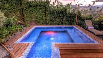 2 outdoor pools