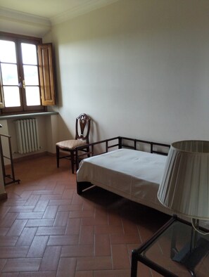 4 chambres, bureau, fer et planche à repasser, draps fournis