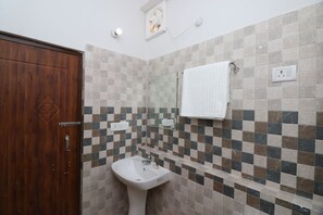 Articles de toilette gratuits, sèche-cheveux, peignoirs