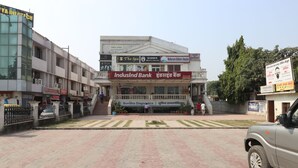 A building with multiple businesses including IndusInd Bank, The Spa, and a barber's salon. - HOTEL O MDA INN (Lucknow)