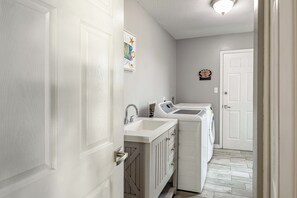 A laundry room with a washing machine, a dryer, and a sink. - ‼️Punta Gorda Paradise‼️| 3BR w/ Water Views, Pool (Punta Gorda)