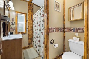 Een douche, een haardroger, handdoeken, zeep