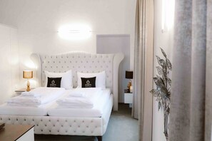 Desk, free WiFi - Versailles Royal Suite 4 Guests Aurolzmünster (Aurolzmünster)