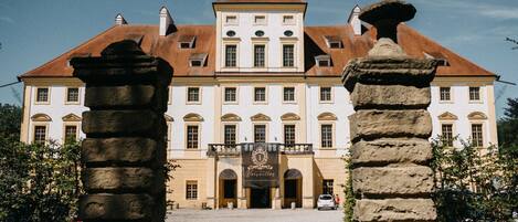 المنشأة من الخارج