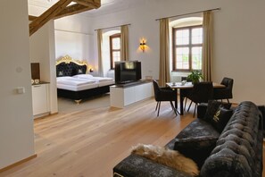 TV - Versailles Royal Suite 3 Guests Aurolzmünster (Aurolzmünster)