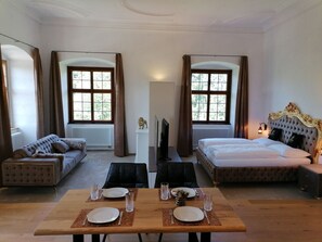 1 bedroom, desk, free WiFi - Versailles Royal Suite 3 Guests Aurolzmünster (Aurolzmünster)