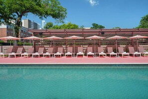 A heated pool - Walk to Texas Capitol + On-site Dining, Pool & Gym (Austin)