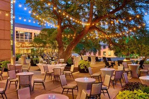 Outdoor dining - Charming Downtown Stay | Sightseeing. Pool (Austin)