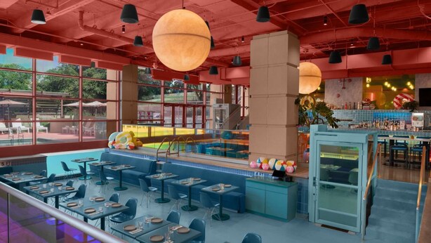 A poolside restaurant with outdoor seating, a pool, and a bar area. - Downtown Austin Stay + On-site Dining, Pool & Gym (Austin)