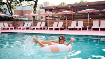 Sebuah kolam renang air hangat