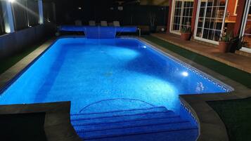 Villa | Piscina | Una piscina al aire libre