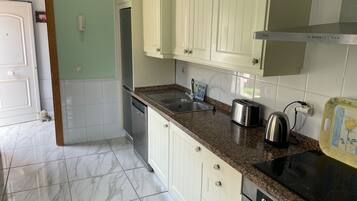 Villa | Privat køkken | Køleskab, mikrobølgeovn, ovn, kogeplade