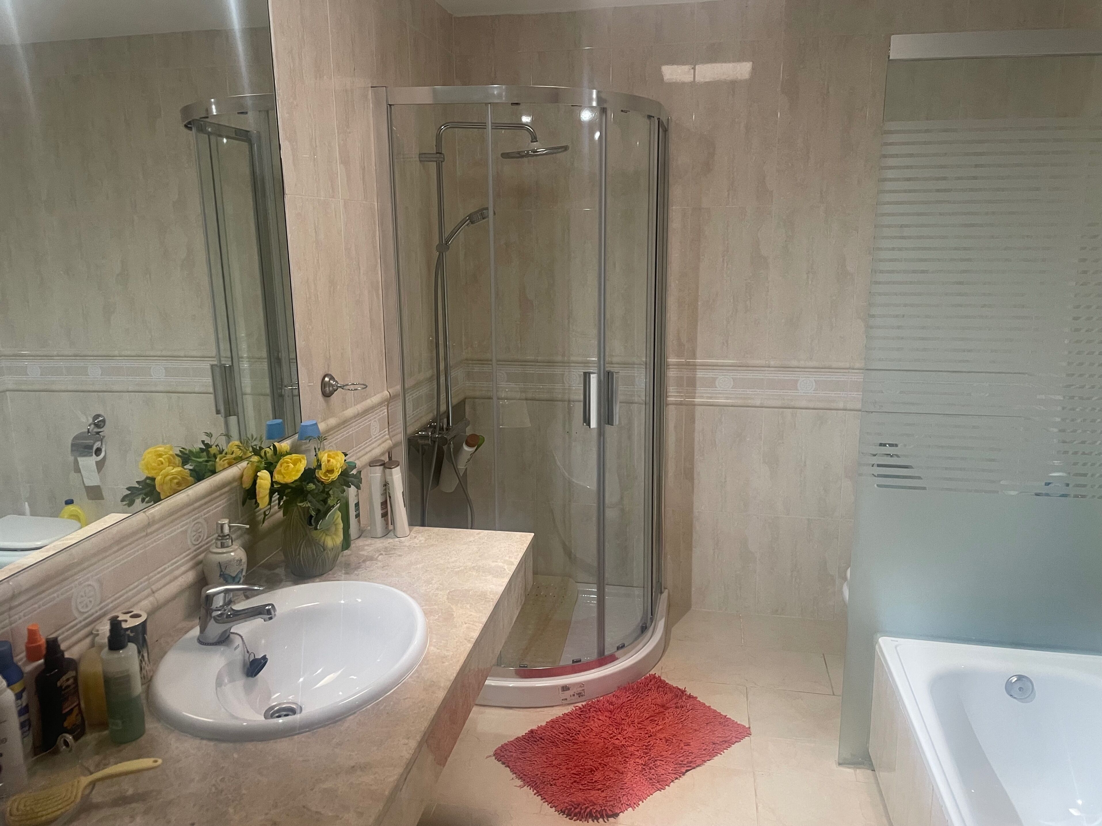 Villa | Baño | Ducha y bañera combinadas, bañera profunda, secador de pelo y toallas