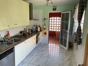 Villa | Cocina privada | Refrigerador, microondas, horno y parrilla de estufa 