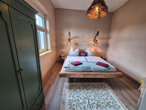 1 habitación, tabla de planchar con plancha y cuna de viaje 