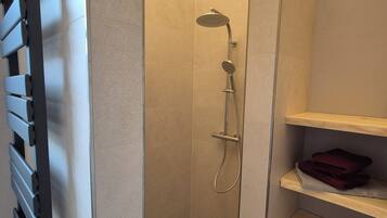 Dusche, Haartrockner, Handtücher, Seife