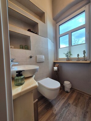 Dusche, Haartrockner, Handtücher, Seife