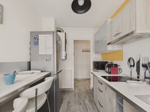 Kühlschrank, Mikrowelle, Ofen, Wasserkocher mit Kaffee-/Teezubehör