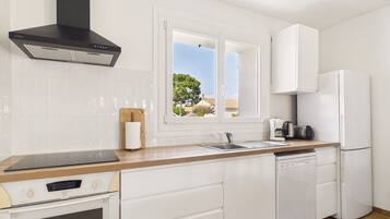 Een koelkast, een microgolfoven, een oven