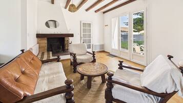 Televisie en een open haard