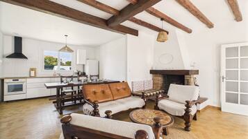 Televisie en een open haard