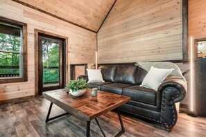 Älytelevisio, takka, pöytäjalkapallopöytä, videokirjasto