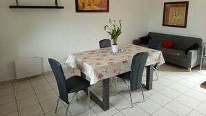 Dining - Gîte "aux nids d'hirondelles", 8 kms from the beach. (Hénansal)