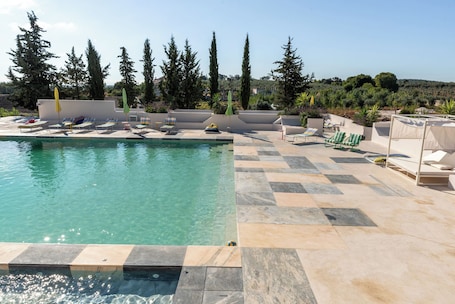 Una piscina al aire libre de temporada