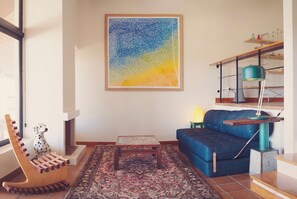 Căn hộ Superior, ban công, quang cảnh hồ bơi | Khu phòng khách