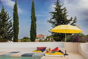 Een seizoensgebonden buitenzwembad