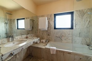 Deluxe Apartment, Balcony, Garden View | Bathroom - Calipo (Vila Vicosa)