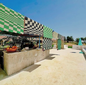 Bar en bord de piscine