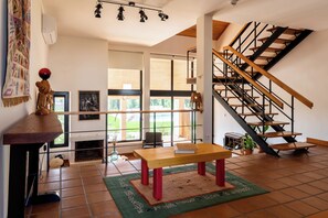 Deluxe-Apartment, Balkon, Gartenblick | Wohnbereich
