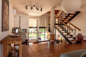 Superior-Apartment, Balkon, Poolblick | Wohnbereich