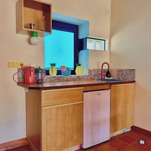 Mini réfrigérateur, micro-ondes, plaque de cuisson, lave-vaisselle
