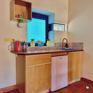 Mini réfrigérateur, micro-ondes, plaque de cuisson, lave-vaisselle