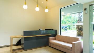 Área de estar no saguão