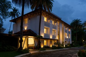 A modern multi-story hotel with a flat roof and large windows. - Riviera Garden (Kanayannur)