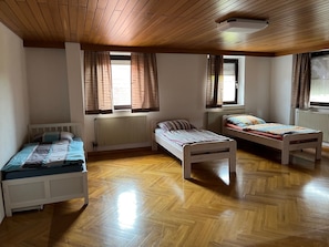 7 bedrooms, WiFi, bed sheets