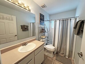 Een haardroger, handdoeken