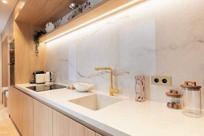 Fridge, microwave, oven, stovetop - An Exclusive 3-BR/3BA with Services in Louvre (Paris)