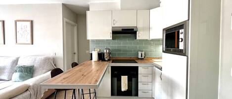 Refrigerador, microondas, horno y parrilla de estufa