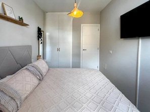 2 habitaciones, tabla de planchar con plancha, cuna de viaje y wifi 