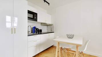 Refrigerador, microondas, parrilla de estufa y cafetera y tetera