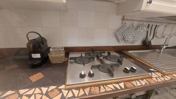 Frigorifero, microonde, forno, piano cottura