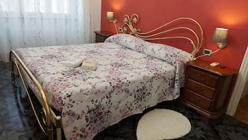 2 camere, una scrivania, Wi-Fi gratuito, lenzuola