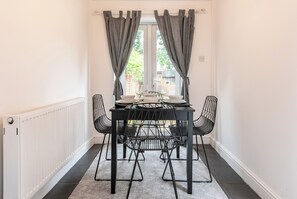 Casa, 2 quartos | Sala de jantar