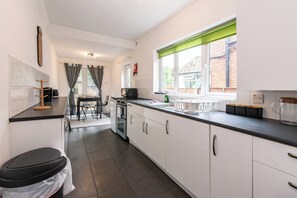 House, 2 Bedrooms | Private kitchen | Fridge, microwave, oven, stovetop