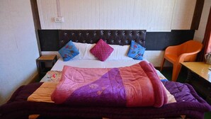 A bed with a quilt, pillows, and a blanket. - The Snow City Auli (Auli)