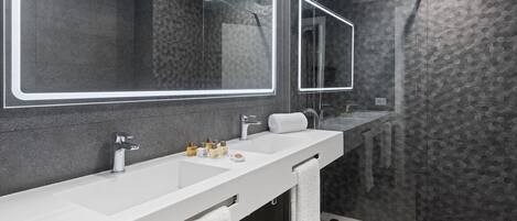 Douche, séchoir à cheveux, serviettes fournies